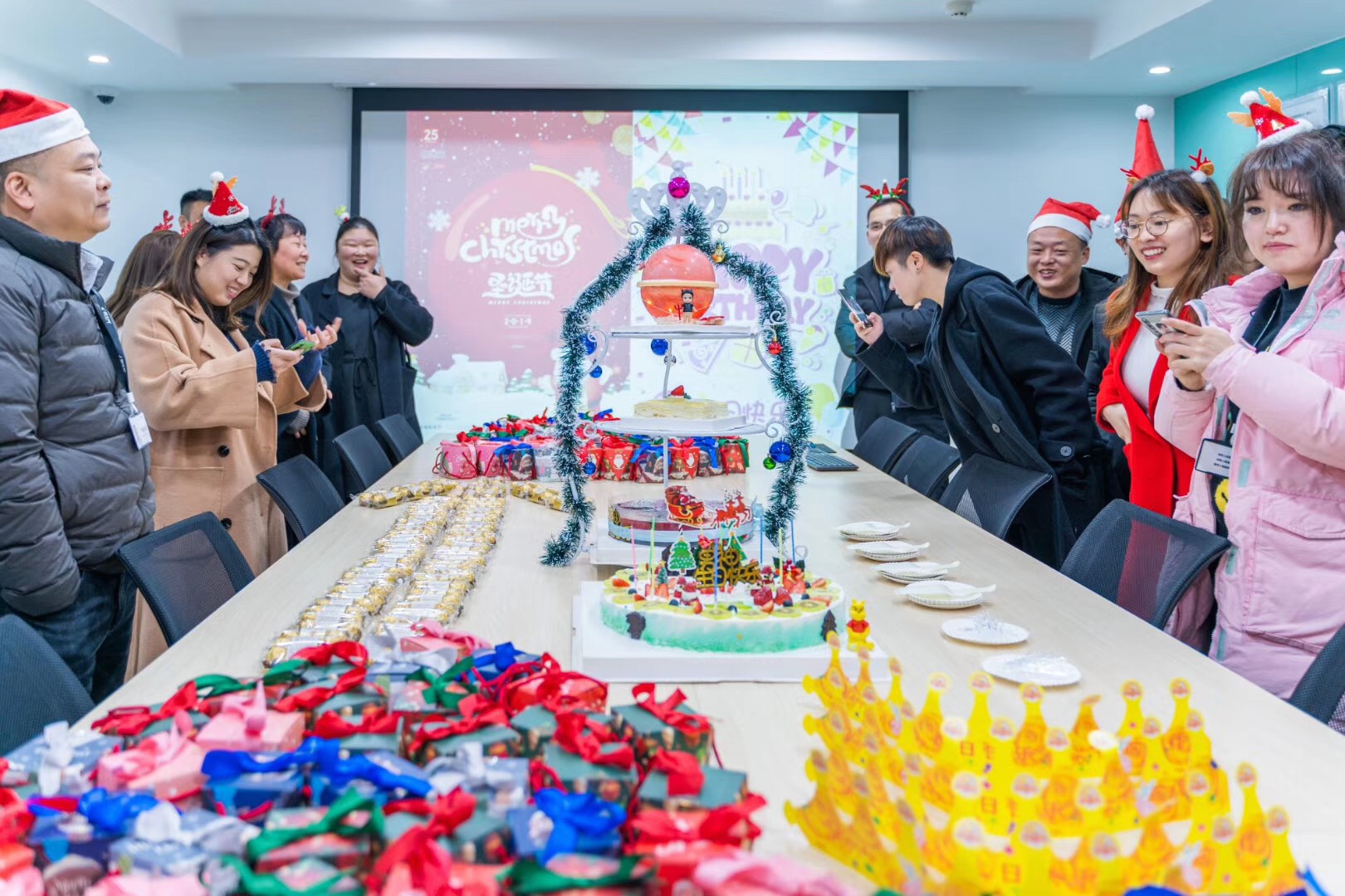 朝天門火鍋?zhàn)４蠹沂フQ節(jié)快樂(lè)！