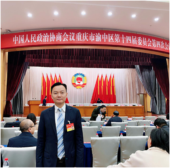 王普:重慶渝中區(qū)政協(xié)常委、民建重慶市委企專(zhuān)委委員、重慶人文科技學(xué)院客座教授、重慶朝天門(mén)餐飲控股集團(tuán)董事長(zhǎng)、重慶博茂餐飲集團(tuán)董事長(zhǎng)