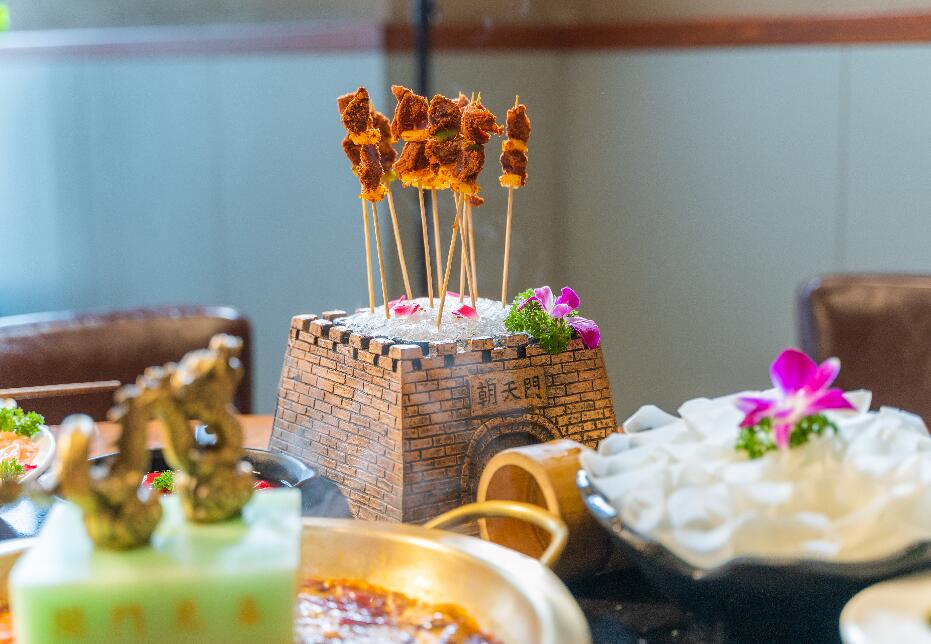 朝天門火鍋有特色嗎？菜品擺盤如何？