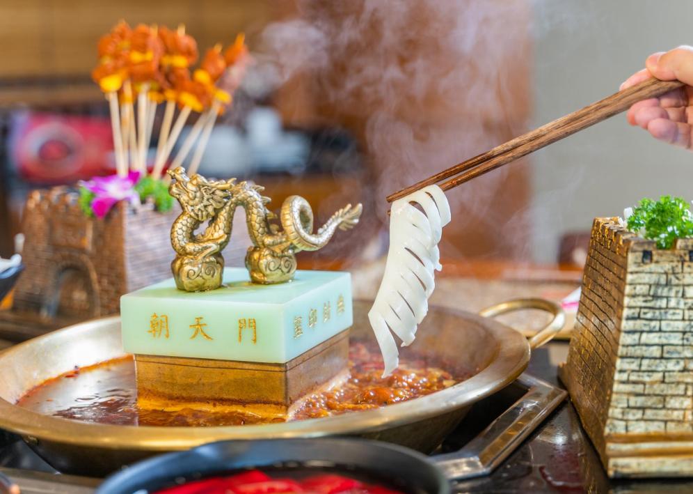 朝天門火鍋人氣如何？排隊(duì)場面堪比“春運(yùn)”！