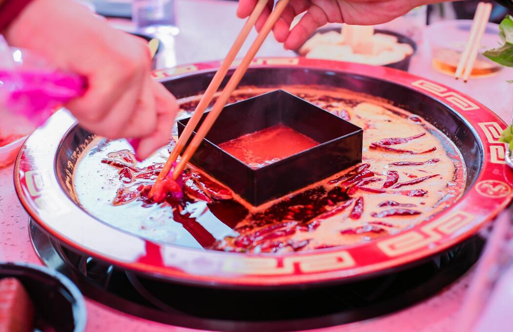 火鍋加盟模式能走遠嗎？發(fā)展?jié)摿θ绾危? /> 
</p>
<p>
	加盟模式簡易，依舊是新手入行的好選擇
</p>
<p>
	雖然，現(xiàn)在的一些報道和顧客的反饋，讓人們對連鎖加盟的模式產(chǎn)生了懷疑，但是我們必須認識到，這些負面訊息并非加盟模式本身不足導致的，而是在落地的時候遇到了問題。
</p>
<p>
	所以，我們要做的只是解決落地難的問題，只要我們按照總部的規(guī)劃和指導去經(jīng)營發(fā)展，積極培訓服務(wù)，打造品質(zhì)化消費，同時嚴格按照統(tǒng)一標準裝修、出品，掌握核心食材及配料，依舊可以借助東風之勢，快速立店，穩(wěn)扎市場。
</p>
<p>
	一個人走得快，但一群人走得更遠
</p>
<p>
	相信大家都聽過“一個人走得更快，但一群人走得更遠”這個說法吧，一個人的確可以憑借自己的想法，擺脫許多束縛以更快的速度開店、發(fā)展，但是單人開店的效果和質(zhì)量如何呢？
</p>
<p>
	據(jù)了解獨立經(jīng)營的門店其壽命大多不超過3年，而想要獲得5年、10年的發(fā)展，還必須得依托團隊，即我們所說的連鎖加盟模式。連鎖品牌不僅有完善的加盟流程、支持體系，同時還有一個經(jīng)驗豐富的團隊，能幫助你加速財富的增長，讓你在餐飲的道路上行穩(wěn)致遠，所以，無論連鎖加盟的模式是否存在弊端，它都是長線發(fā)展的不二選擇。
</p>
<p>
	擔心出品質(zhì)量參差不齊？托管模式值得選
</p>
<p>
	衛(wèi)生問題頻發(fā)，裝修不過關(guān)，菜品質(zhì)量層次不齊，面對大家的質(zhì)疑和擔憂，連鎖加盟模式如何化解難題呢？其實無論是衛(wèi)生、出品還是裝修，歸根結(jié)底都是分店的問題。但這一問題也不能完全怪罪于管理者或者老板，畢竟沒有人是無所不曉的。
</p>
<p>
	我們?nèi)狈?jīng)驗自然不知道怎樣監(jiān)督員工，怎樣監(jiān)管施工，出現(xiàn)問題也在情理之中。那么面對這樣的情況該怎么辦呢？統(tǒng)一管理的托管模式悄然流行，具有更強的品牌管控能力和統(tǒng)一管理的優(yōu)勢，能讓你甩手做掌柜，不失為一種好選擇！
</p>
<p>
	以上就是朝天門火鍋的相關(guān)回答了，希望能對你有所幫助，如有其它疑問，可給我們留言，一起交流學習！
</p>                        </div>
                    </div>
                </div>
                <div   id=