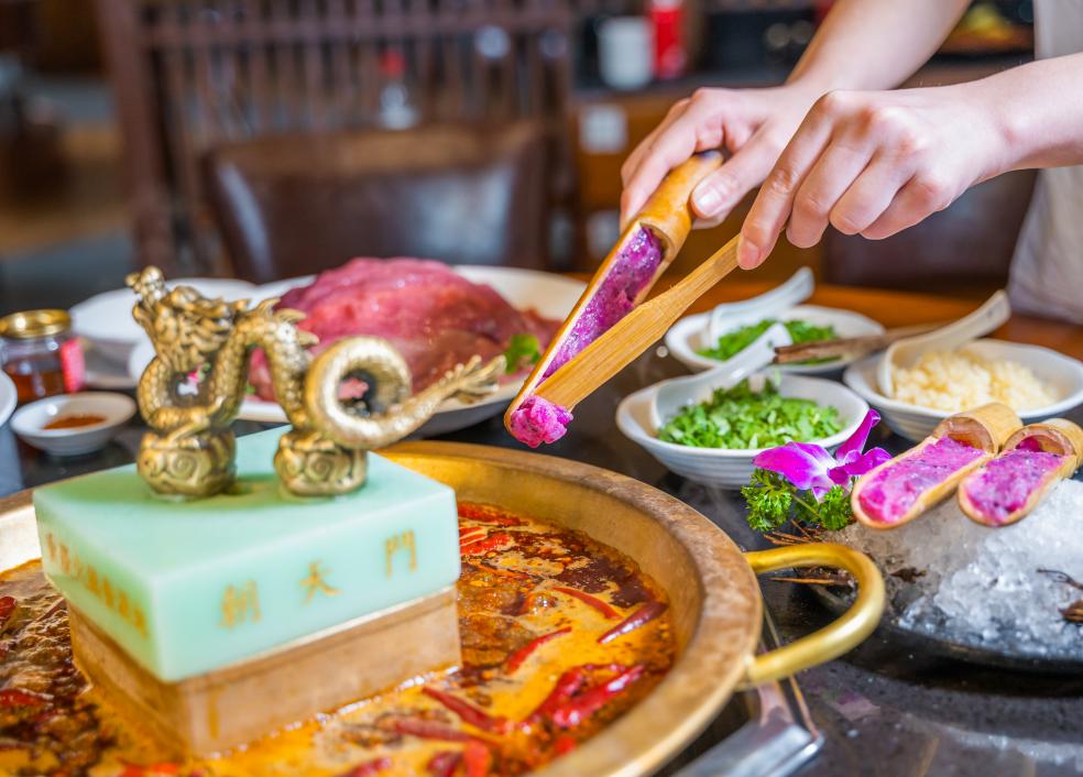 重慶哪家火鍋好吃？來嘗嘗百味一鍋的朝天門！