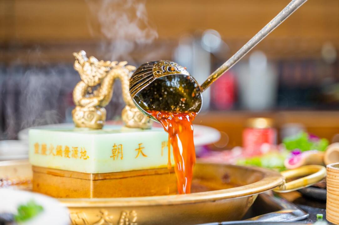 南派火鍋油碟燙毛肚，北派火鍋麻醬涮羊肉