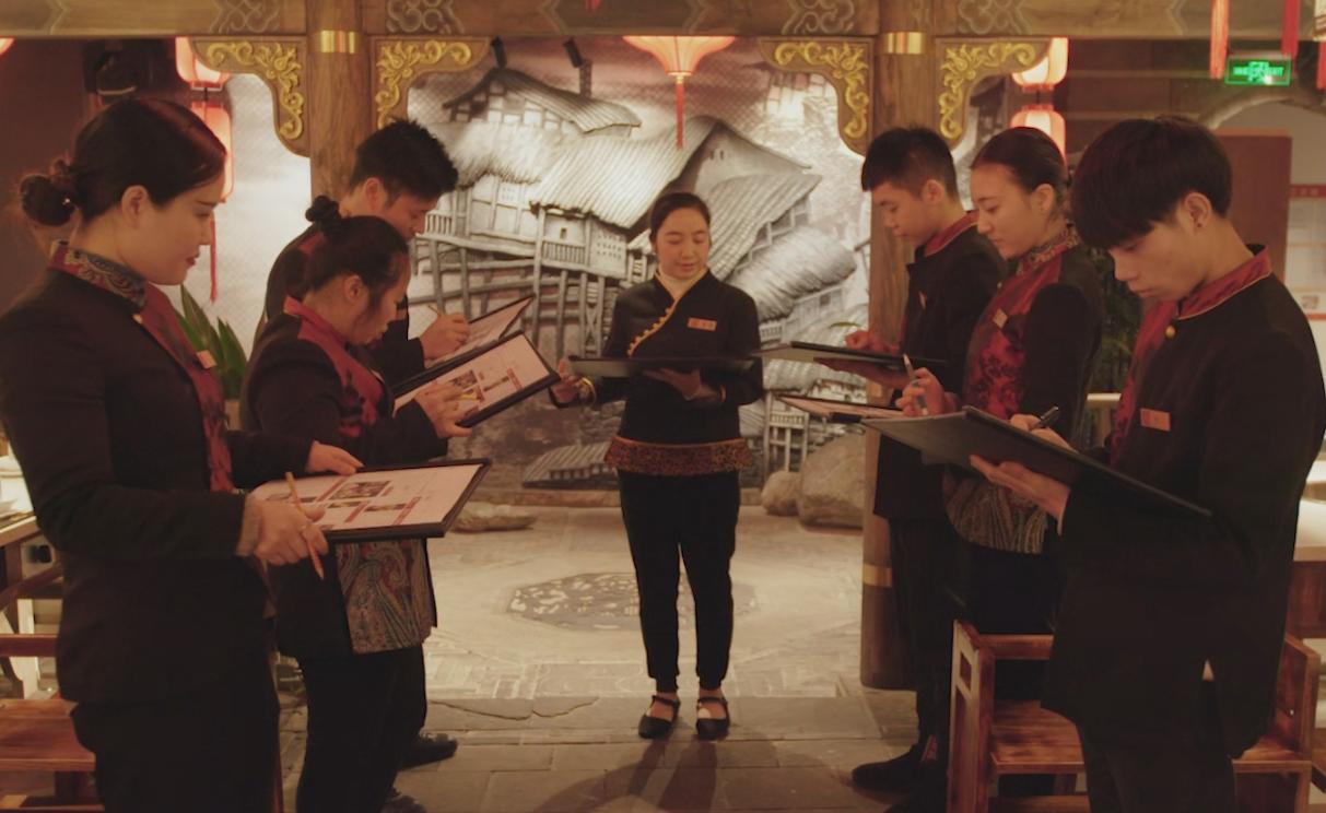 又一服務(wù)員被逼下跪！餐飲人的尊嚴(yán)誰來維護(hù)？