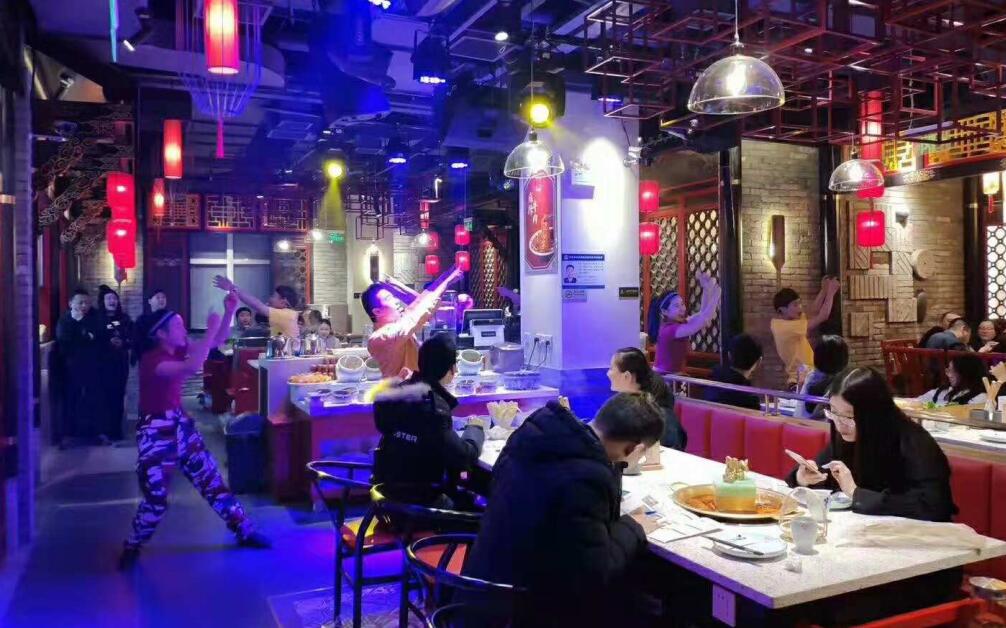 一年四季都排隊(duì)的火鍋店，到底有什么技巧？