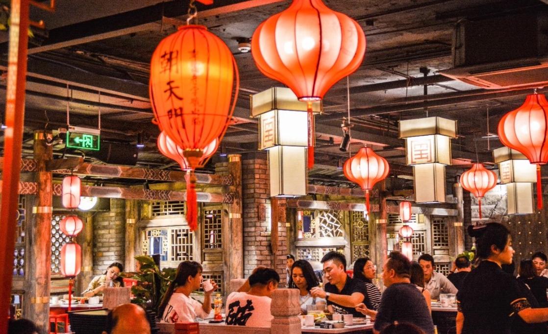 新手開店四大坑，踩中大傷元?dú)猓环粱ㄒ环昼姳芸樱? /> 
</p>
<p>
	1、選址問題
</p>
<p>
	有些新手開業(yè)看見一個(gè)地方的人流量高，就想把店鋪開在那里，以為其他店鋪生意好，自己生意也會(huì)不錯(cuò)，其實(shí)你只看見別人生意好，沒有看見別人花了大量的精力和金錢去做宣傳，網(wǎng)紅店往往是一個(gè)品牌連鎖，有強(qiáng)大的品牌推廣能力和運(yùn)營團(tuán)隊(duì)，想和網(wǎng)紅店搶流量也要先看看自己實(shí)力，不能盲目。
</p>
<p>
	2、轉(zhuǎn)讓費(fèi)問題
</p>
<p>
	好的位置固然難得，而且你也做好了所以調(diào)查，到談轉(zhuǎn)讓費(fèi)這一步了，不能對(duì)方說好多就是好多，哪怕位置再好，也要和對(duì)方商量?jī)r(jià)格，以最合適的轉(zhuǎn)讓費(fèi)得手，這樣就算以后你想轉(zhuǎn)讓也不會(huì)虧太多。
</p>
<p>
	3、經(jīng)營問題
</p>
<p>
	如果你在開店方面什么都不懂，只是單純?yōu)榱速嶅X或者為了愛好開一個(gè)餐飲店，那么多半會(huì)被市場(chǎng)毒打，開店需要懂市場(chǎng)懂營銷懂維護(hù)顧客關(guān)系和最基本的菜品問題，如果你不是很專業(yè)，建議找個(gè)加盟品牌，加盟品牌有強(qiáng)大的運(yùn)營團(tuán)隊(duì)和供應(yīng)鏈，讓你少走不少彎路，事半功倍。
</p>
<p>
	4、裝修問題
</p>
<p>
	如果你的店鋪開在人流量不是很高或者地段也不是很好的地方，建議你不要一開始就花重金去裝修，因?yàn)檗D(zhuǎn)讓的時(shí)候，別人可能會(huì)重新裝過，所以你的裝修是無法變現(xiàn)的，當(dāng)然如果這家店是品牌連鎖，你有信心在一定時(shí)間內(nèi)回本，那么裝修可以按特色來設(shè)計(jì)，畢竟現(xiàn)在消費(fèi)者用餐也是看環(huán)境的。
</p>                        </div>
                    </div>
                </div>
                <div   id=